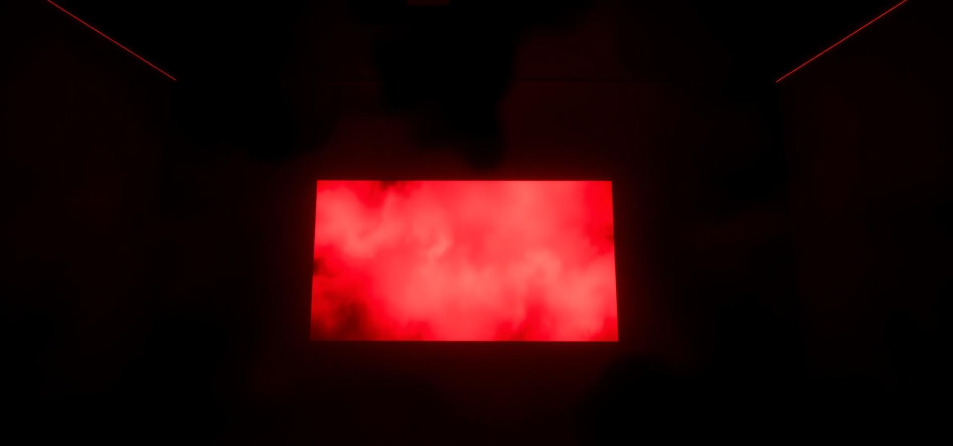 Pantalla encendida con luz roja en sala oscura